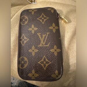 AUTHENTIC Louis Vuitton Monogram Key Cles Case with all 6 hooks present